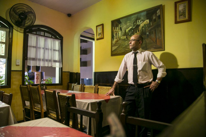 Moizés - garçom há 23 anos na casa. Foto: Marcelo Andrade/Gazeta do Povo.