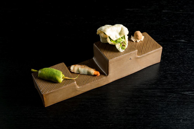 Sequência de petiscos que abrem o jantar no Lasai. O menu degustação muda de acordo com os ingredientes da época. Foto: Rubens Kato/Divulgação