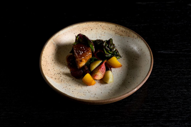 Criações do chef Rafa Costa e Silva partem dos ingredientes sazonais do Circuito Carioca de Feiras Orgânicas e do que as duas hortas do restaurante produzem. Foto: Rubens Kato/Divulgação
