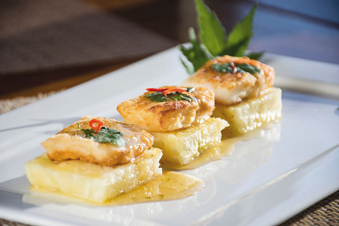 Linguado com abacaxi e gengibre da chef Ingrid Pereira, do Armazém 71, em Curitiba. Foto: Nay Klym/Gazeta do Povo.