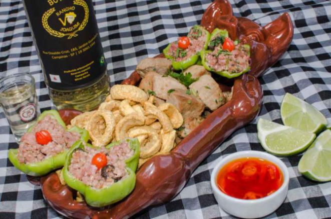 Petisco vencedor: feito com carne de lata (carne de porco cozida e conservada na gordura), pimenta cambuci recheada com massa de linguiça com provolone e torresmo à pururuca. Foto: Divulgação