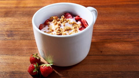 Receita de micro-ondas: caneca de iogurte com frutas assadas