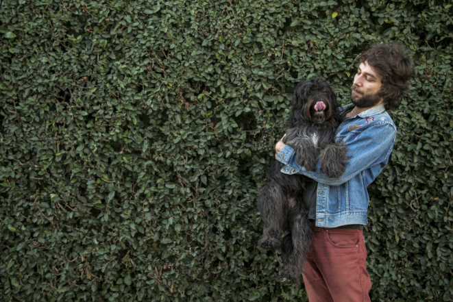 Renato Rigon e o cão Capim: "Para mim, o natural é ser vegetariano". Foto: Marcelo Andrade/Gazeta do Povo.