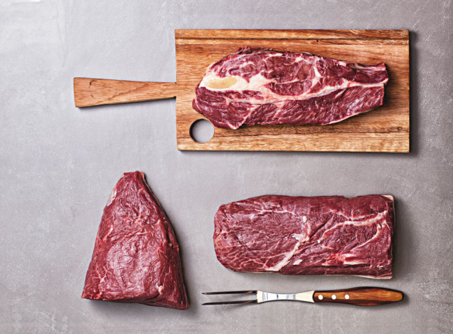 Sobre a tábua acém com osso, raquete à dir. e shoulder à esq. Foto: Alexandre Mazzo/Gazeta do Povo.