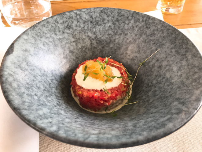Steak tartare com caviar do restaurante White Rabbit. Foto: Arquivo pessoal.
