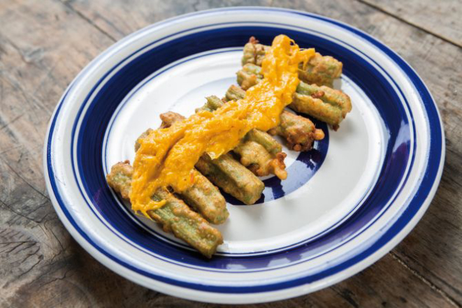 Tempurá de cardos (planta alimentícia não-convencional) com molho de butiá.