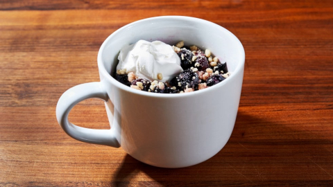 Torta de frutas vermelhas de micro-ondas