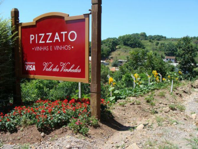 A Pizzato é uma vinícola familiar com muita personalidade e uma arquitetura contemporânea, conhecida na região como a Casa do Merlot.