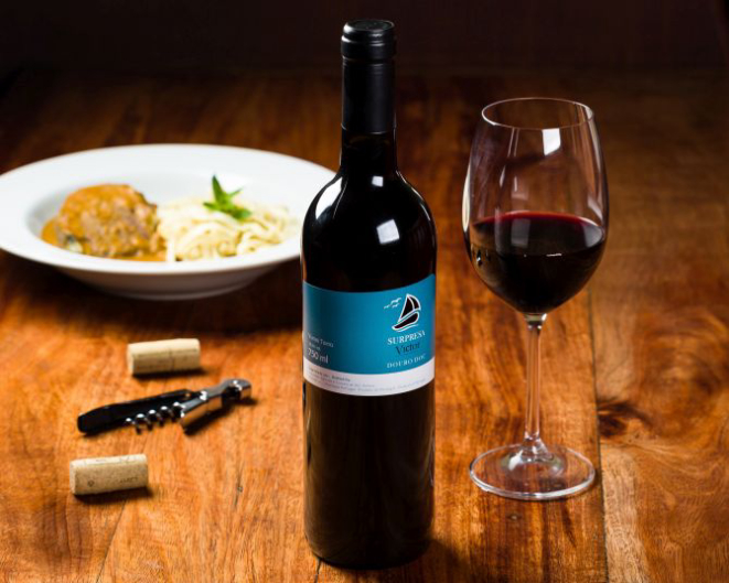 Surpresa Tinto: mais leve, combina com os pratos com bacalhau. Foto: Divulgação.