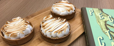 Nova cafeteria dentro da Biblioteca Pública tem tartelette e café Sancho Panza; veja o cardápio