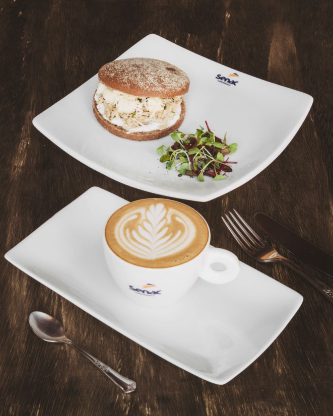 Café Americano + piadina de ragu de pernil com confit de abacaxi