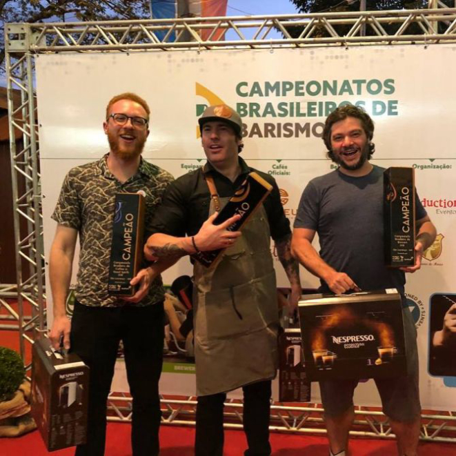 Da esquerda para a direita: Ariel Todeschini da Motta, Daniel Acosta Busch e Leo Moço, vencedores do Campeonato Brasileiro de Baristas. Foto: Divulgação.
