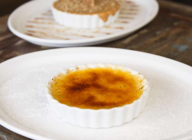 Crème brûlée é um dos pratos do jantar promovido pela Aliança Francesa. Foto: Thatiana Bionde/Divulgação