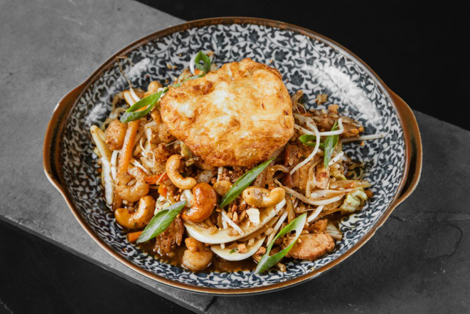 Nasi Goreng com ovo frito. Um dos pratos servidos no menu do Lagundri. Fotos: Divulgação