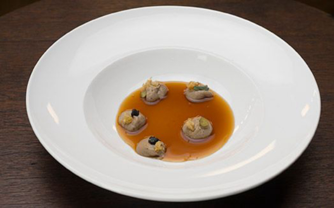 Chef usou o patê fígado de frango para fazer um nhoque.