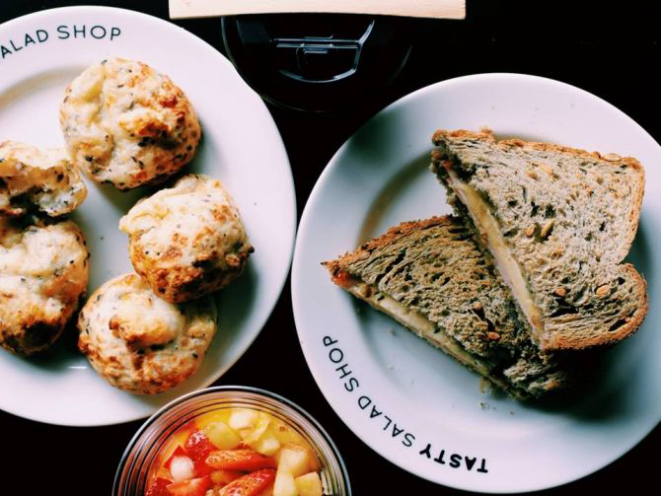 O pão de queijo (à esquerda) da Tasty Salad Shop leva tapioca no lugar do polvilho. Foto: Divulgação/Facebook