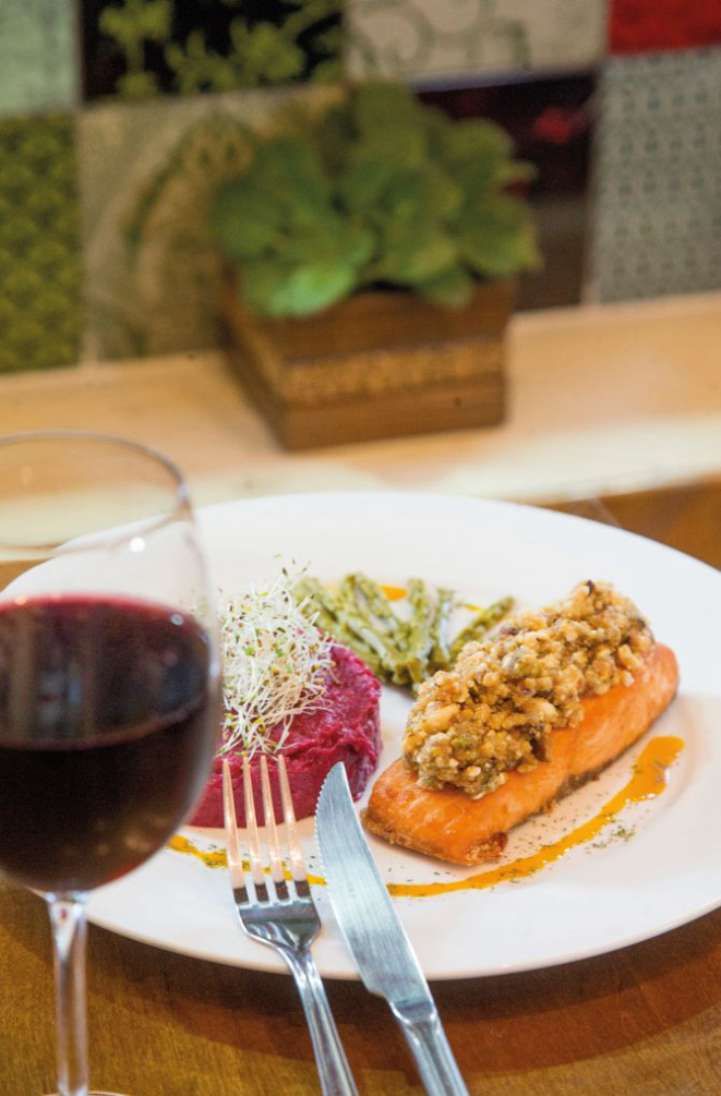 Congrio negro em crosta de pistache defumado do chef Adilson Lazaro Ramos. Foto: Hugo Harada/Gazeta do Povo