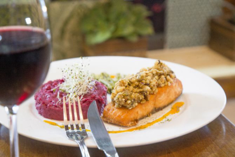 Congrio negro em crosta de pistache defumado