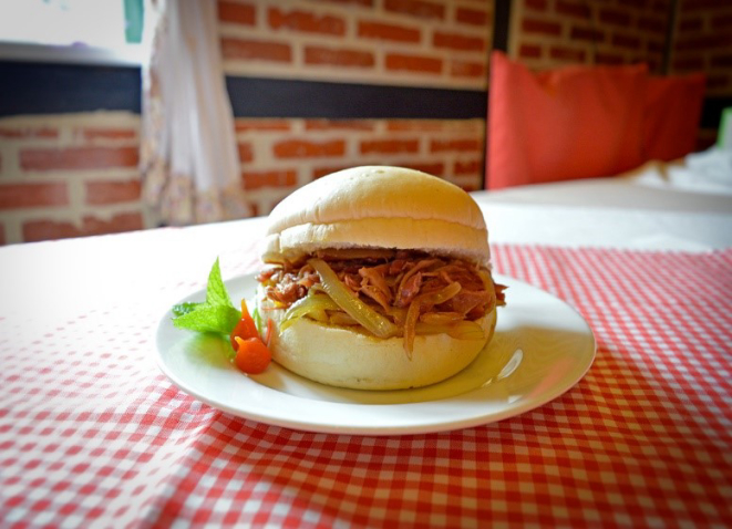 O sanduíche de joelho de porco é uma das opções de pratos. Foto: Divulgação