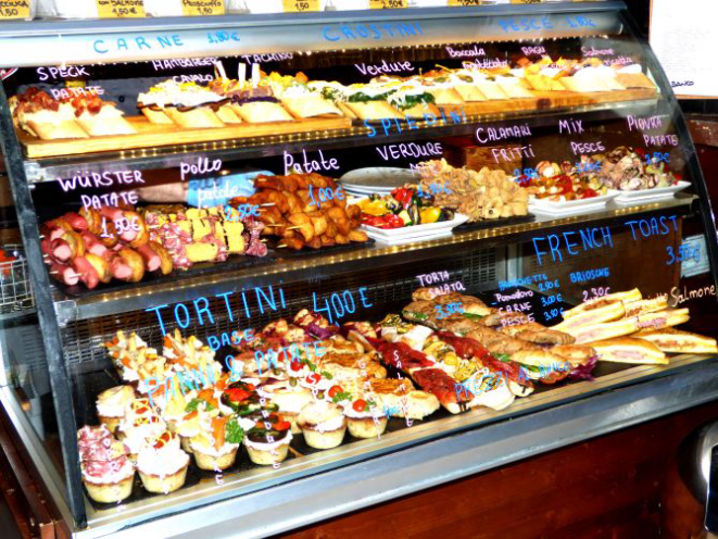 A vitrine do Bacarando in Corte dell'Orso expõe várias opções de cicchetti. Foto: Gillo Brunisso