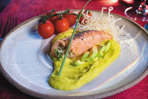 Salmão marinado com creme de abacate