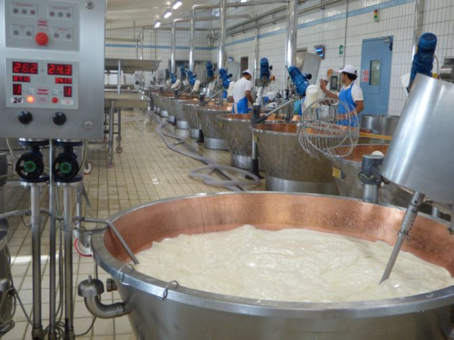 Setor de produção para mistura e cozimento do leite. Foto: Gillo Brunisso