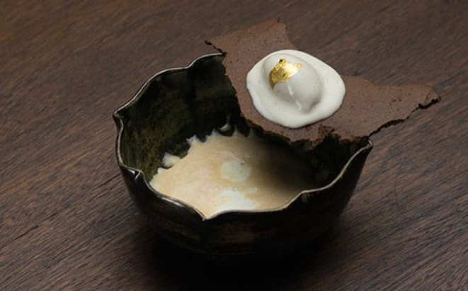 O diferente sorvete de pão na chapa foi feito com pão torrado e calda de açúcar.