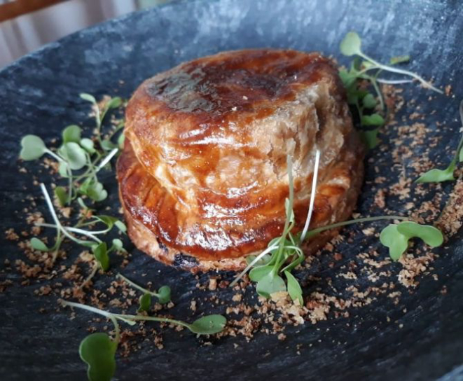 Torta de carne confitada no vinho tinto, acompanha salada e molho vinagrete. Foto: Divulgação