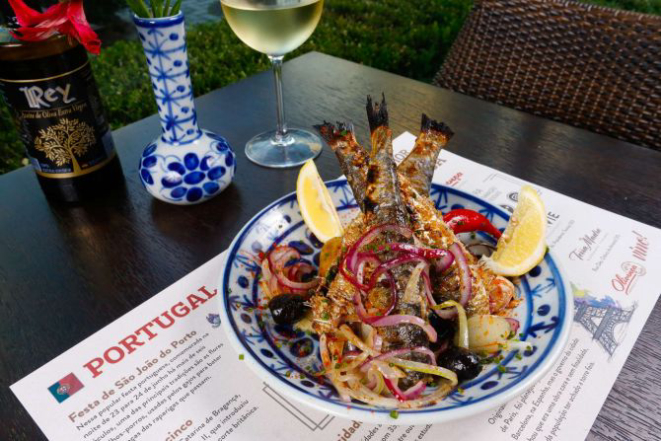 As sardinhas ganham em sabor com o limão e a cebola roxa. Foto: Divulgação