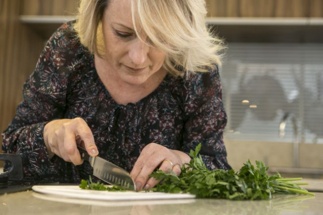 Cleita Tavares Pereira criou gosto pela cozinha e estendeu a paixão para um dos filhos. Foto: Marcelo Andrade/Gazeta do Povo