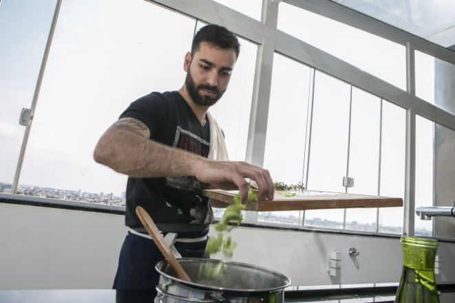 Maurício Ceschini decidiu estudar gastronomia para incrementar o cardápio em casa. Foto: Marcelo Andrade/Gazeta do Povo