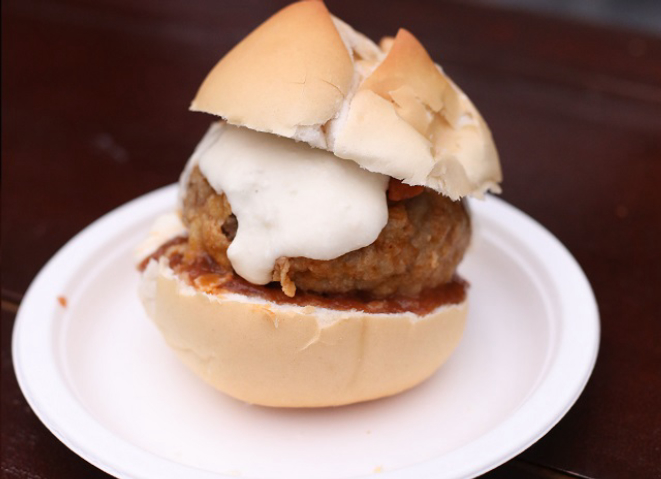 Polpettone recheado de mozzarella e ora-pro-nóbis no pão italiano com molho barbecue de goiaba com cachaça e fonduta de queijo minas. Foto: Débora Gabrich/Divulgação.