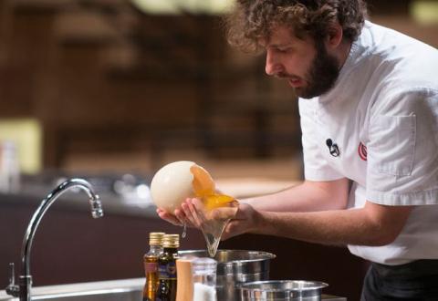 Falta de técnica em prato com ovo de avestruz elimina participante do MasterChef