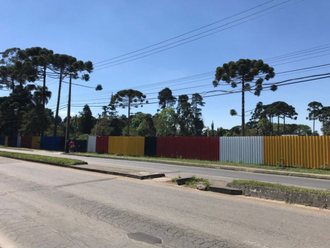 O Mondrí Aeroporto está localizado na Avenida Rui Barbosa, e fica ao lado de um bosque de araucárias preservadas. Foto: Guilherme Grandi/Gazeta do Povo.