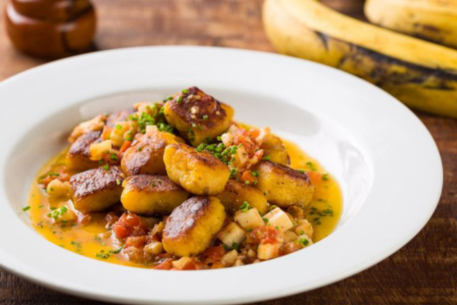 Bolinho de mandioca recheado com barreado. Foto: Divulgação