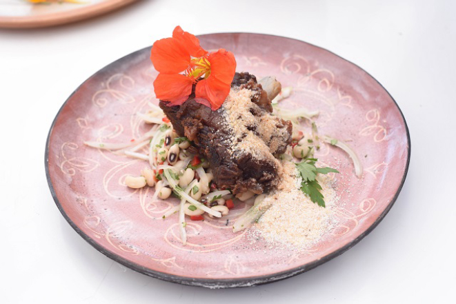 A carne de porco no barro com paçoca caipira feita com fubá de moinho d´água e ceviche de feijão andu. Foto: Paulo Filho/Divulgação