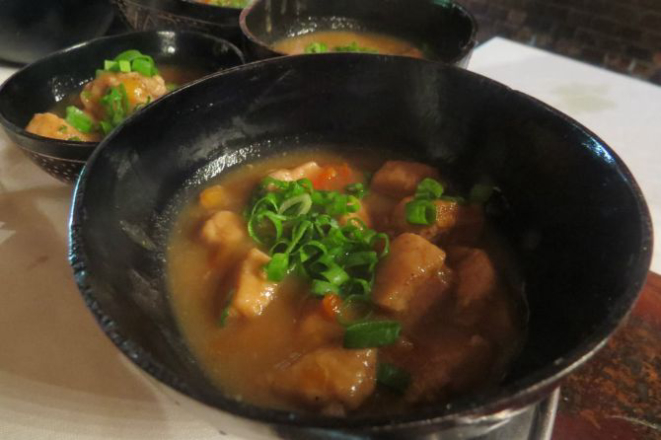 O chef Ofir Oliveira apresentou em Tiradentes o peixe à capitoa: filhote assado acompanhado do molho de Arubé. Foto: Ana Cláudia Heidel<br>