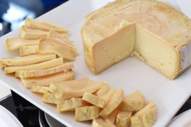O queijo artesanal Bello é inspirado nos queijos franceses de casca lavada. A textura é amanteigada e com aspecto cremoso. Foto: Paulo Filho/Divulgação