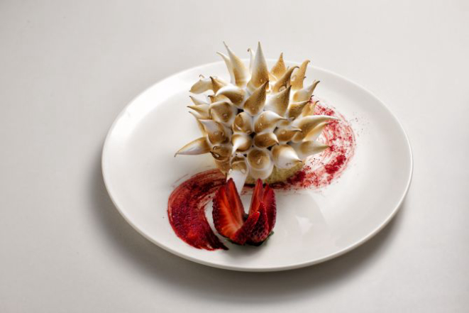 A Bombe Alasca da Chokolat: impossível conter os dedos e a vontade de fotografá-la. Foto: Alexandre Mazzo/Gazeta do Povo