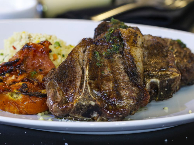 Foto: Carré de cordeiro com cous-cous e tomate assado da Bull Prime. Foto: André Rodrigues/Gazeta do Povo.