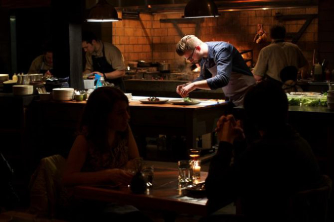 Chef Jeremiah Langhorne prepara um jantar no seu restaurante, The Dabney, em Washington. Foto: Deb Lindsey/The Washington Post