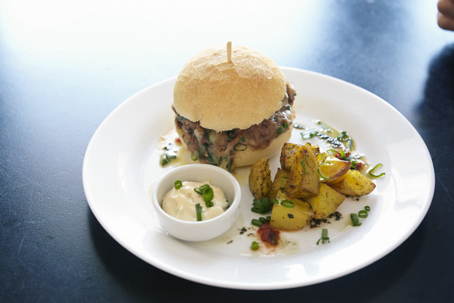 Sanduíche de costela no pão cervejinha. Foto: Divulgação
