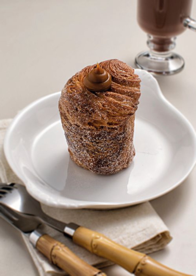 Cruffin de doce de leite do KinKan Sweet. Foto: Alexandre Mazzo/Gazeta do Povo