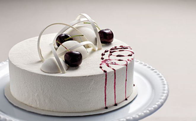 O entremet de chocolate belga branco com amarena, da Chokolat, é o mais curtido e compartilhado pelos clientes. Foto: Alexandre Mazzo/Gazeta do Povo