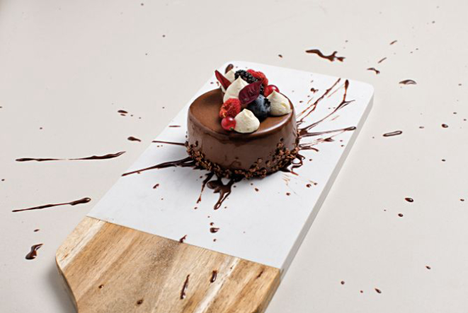 Extravagante na apresentação, o mini entremet de chocolate com pallet de frutas vermelhas da Prado's Bakery é altamente compartilhável. Foto: Alexandre Mazzo/Gazeta do Povo