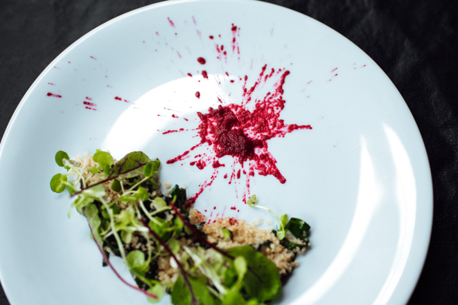 Entrada da GastroNight, quinoa tostada com molho de beterraba assada. Foto: Divulgação