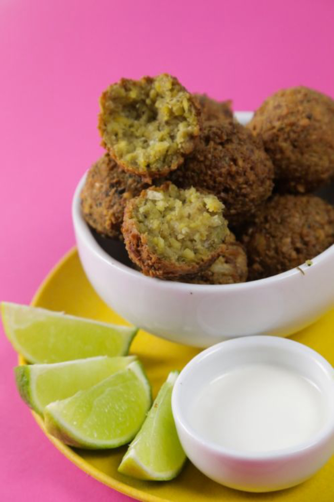 Para petiscar, bolinho falafel feito pela Gabi Andrade é um dos mais pedidos. A porção custa R$ 22. Foto: Letícia Ferreira<br>