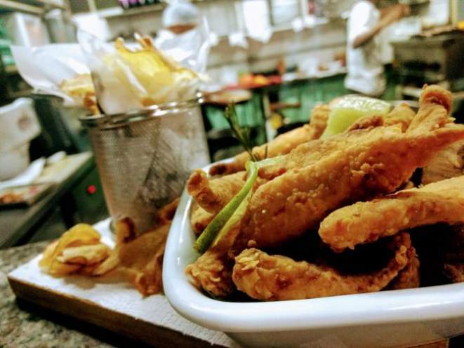 Para petiscar, o Fish and Chips é uma das opções do cardápio do Nine. Foto: Divulgação