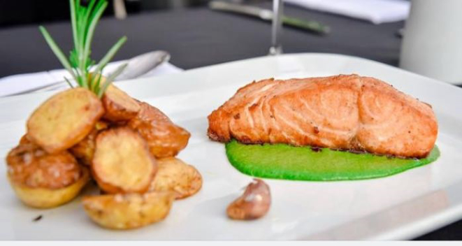 Salmão alla Fiorentina da Oesteria, que abre para o almoço. Foto: Priscila Fiedler