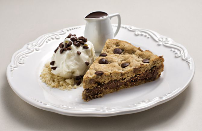 A torta cookie da Sugar Bakery não é a mais bonita do estabelecimento, mas quando recebe a calda de chocolate, esta "gordice" vira sucesso nas redes. Foto: Alexandre Mazzo/Gazeta do Povo